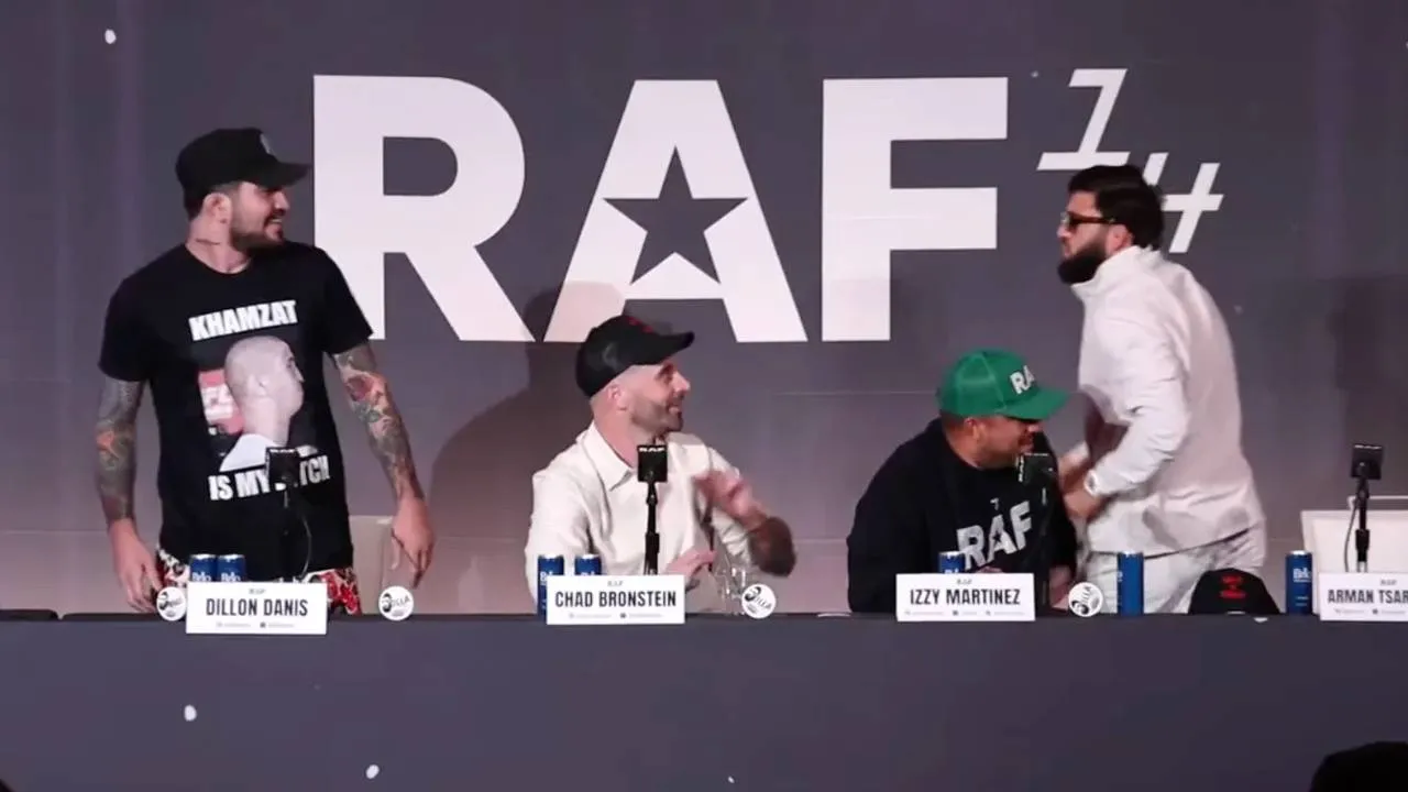 Arman Tsarukyan (kanan) dan Dillon Danis. (Foto: Fight TV)