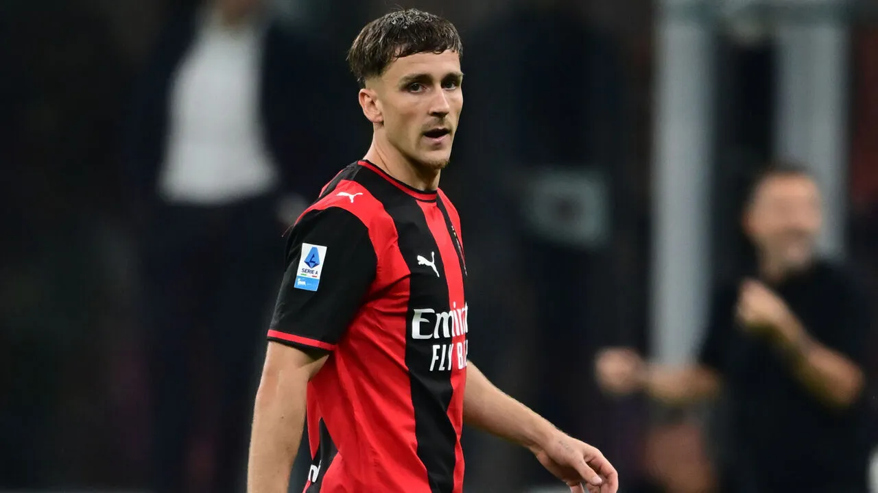 Cedera Alexis Saelemaekers dan Chukwueze Bikin Milan Krisis Wing-Back