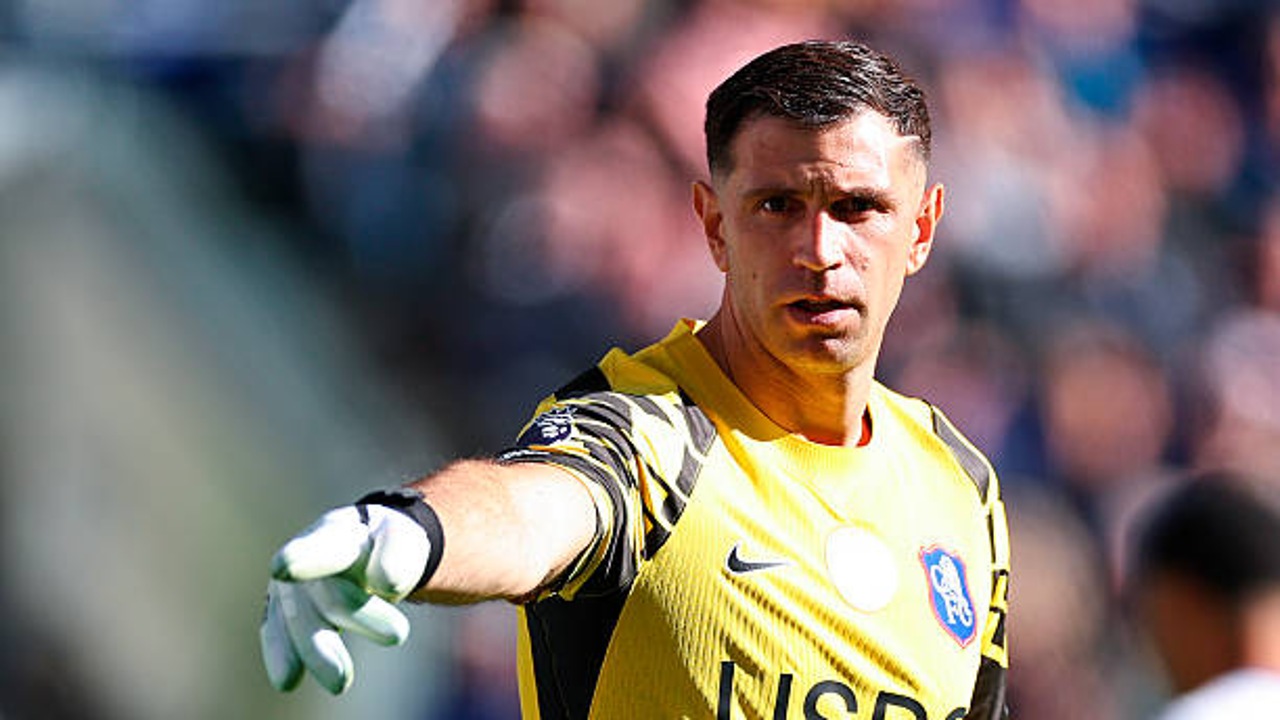 Cedera Emiliano Martinez Membaik Lebih Cepat dari Perkiraan
