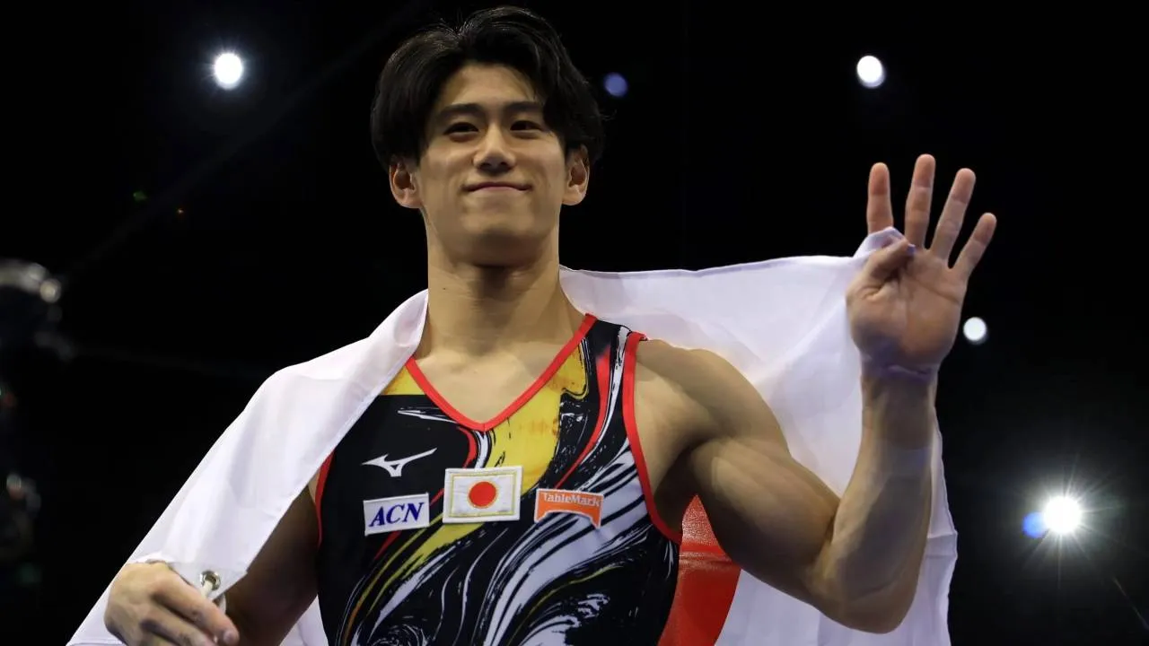 Daiki Hashimoto memastikan kemenangan melalui penampilan gemilang pada alat palang tunggal di rotasi terakhir. (Foto: AP)