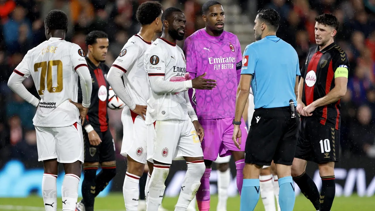 Dua Penalti dan Kartu Merah Mike Maignan Bikin Milan Hancur di Bournemouth