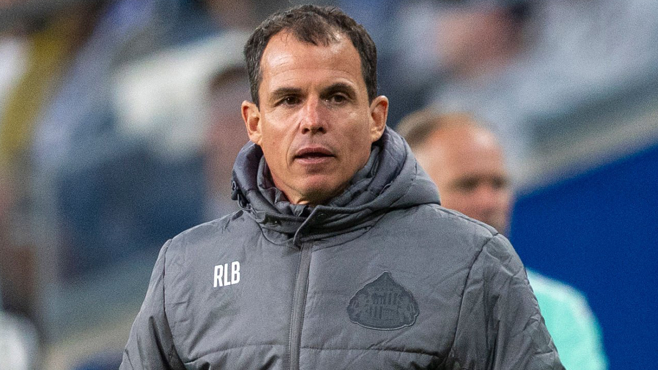 Regis Le Bris Puas Sunderland Bawa Pulang Poin dari Markas Lech Poznan