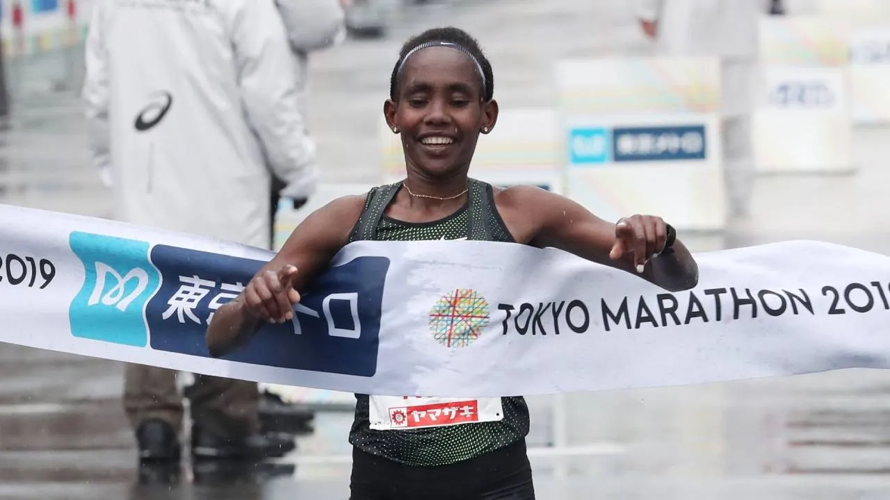 Ruti Aga dinyatakan positif mengandung metilprednisolon setelah memenangi Meishan Renshou Half Marathon di China pada 15 Maret 2026. (Foto: AP)