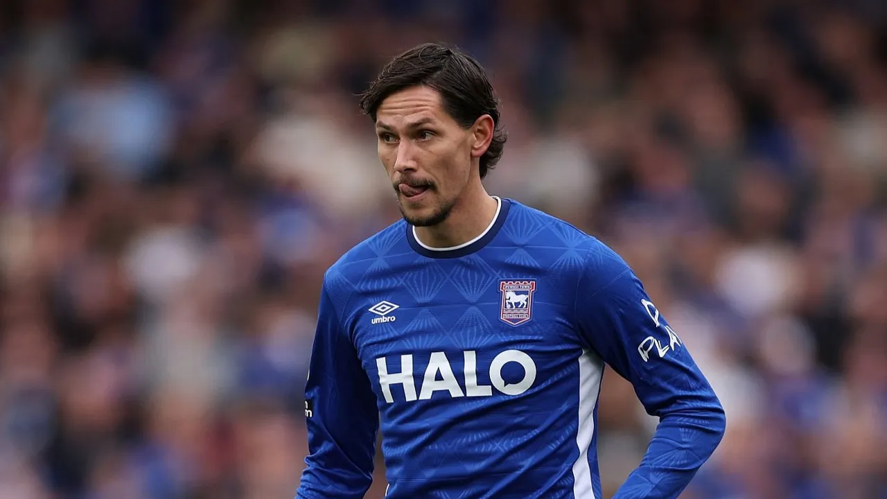 Sasa Lukic Dipastikan Absen saat Ipswich Town Jamu Nottingham Forest