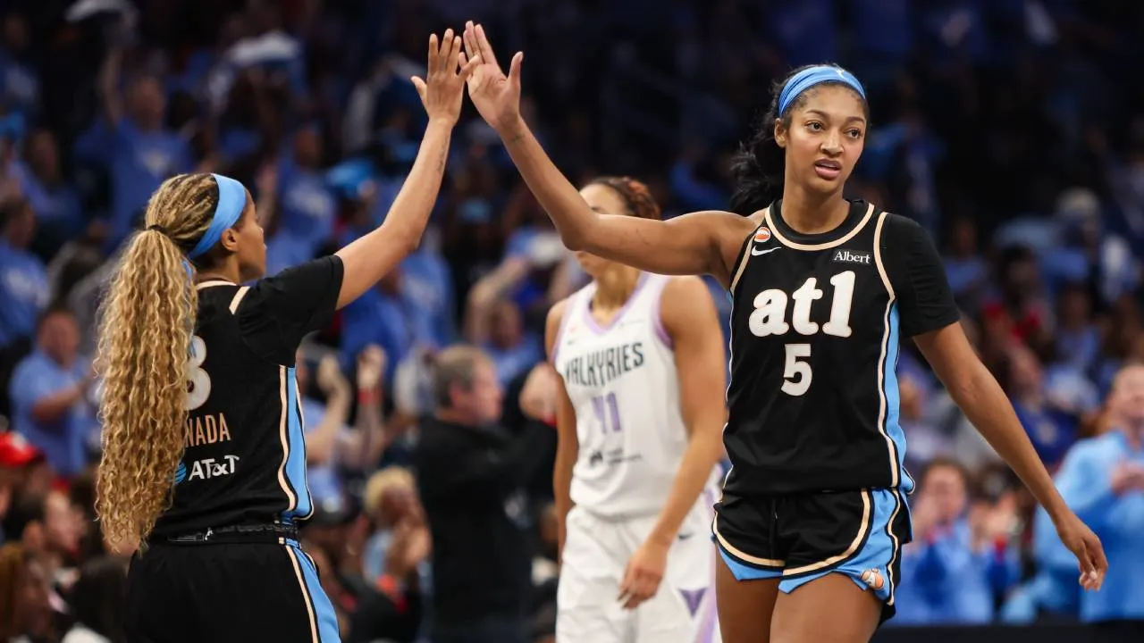 Angel Reese (kanan) menjadi motor serangan Atlanta Dream dengan sumbangan 21 poin di gim ketiga Final WNBA 2026. (Foto: AP)