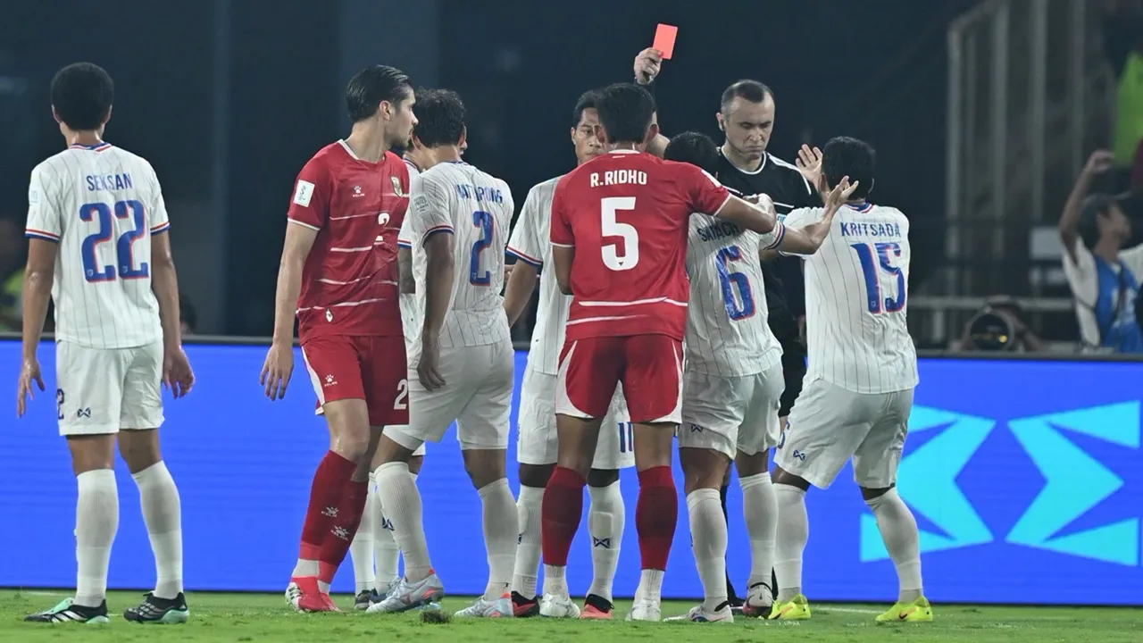 Bek Thailand, Nicholas Mickelson mendapat kartu merah saat lawan Timnas Indonesia di Final FIFA ASEAN Cup 2026