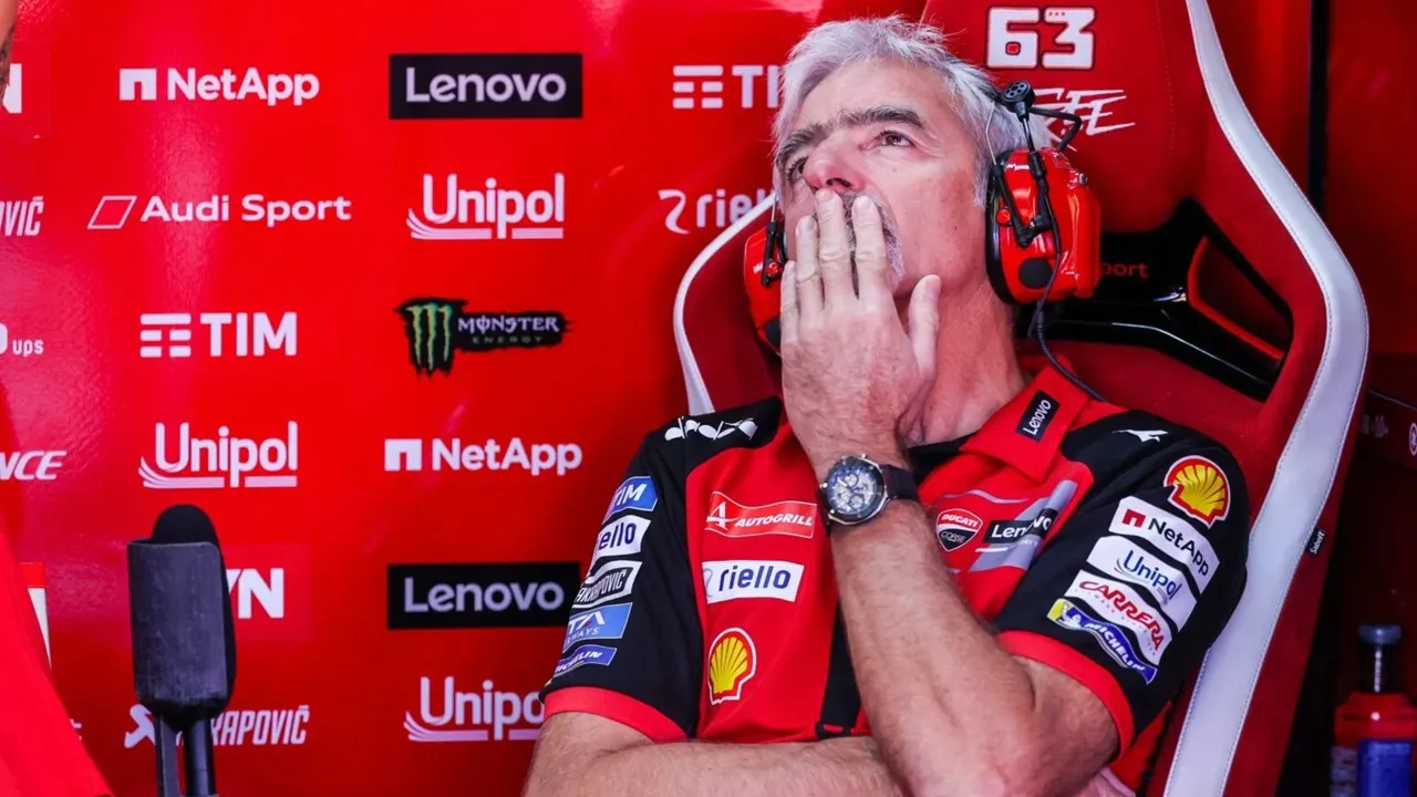 Luigi Dall'Igna terlihat sangat tegang lihat Marc Marquez agresif di lintasan basah Sirkuit Phillip Island, dalam kualifikasi MotoGP Australia 2026.