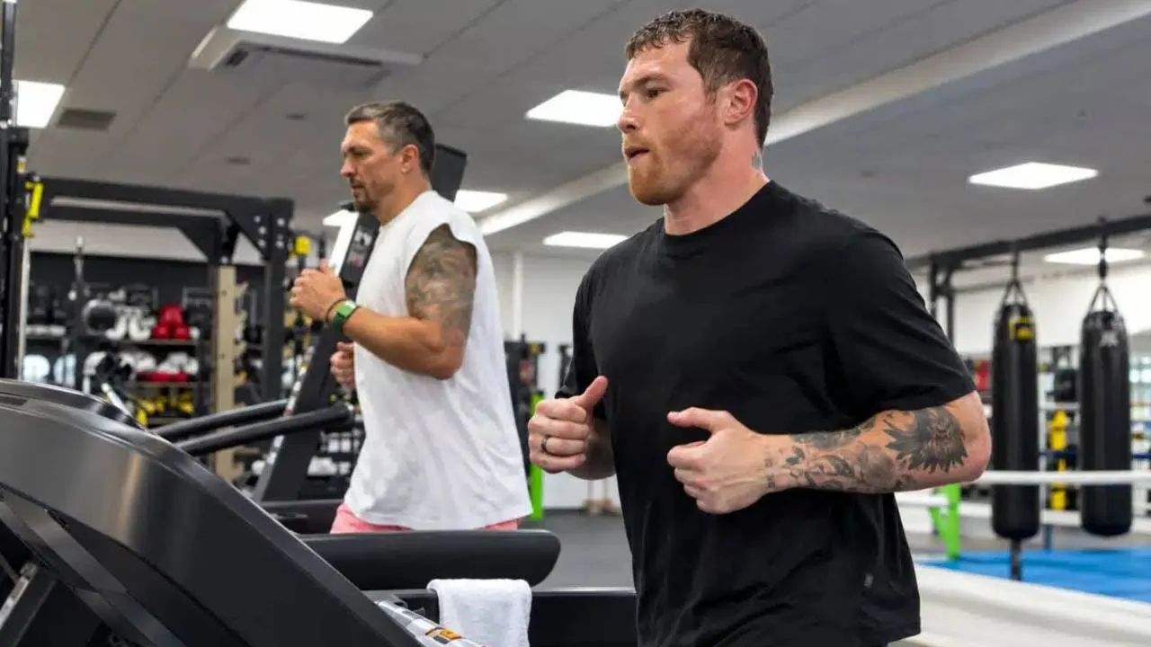 Canelo Alvarez (kanan) berlatih bersama Oleksandr Usyk. (Foto: Fight TV)
