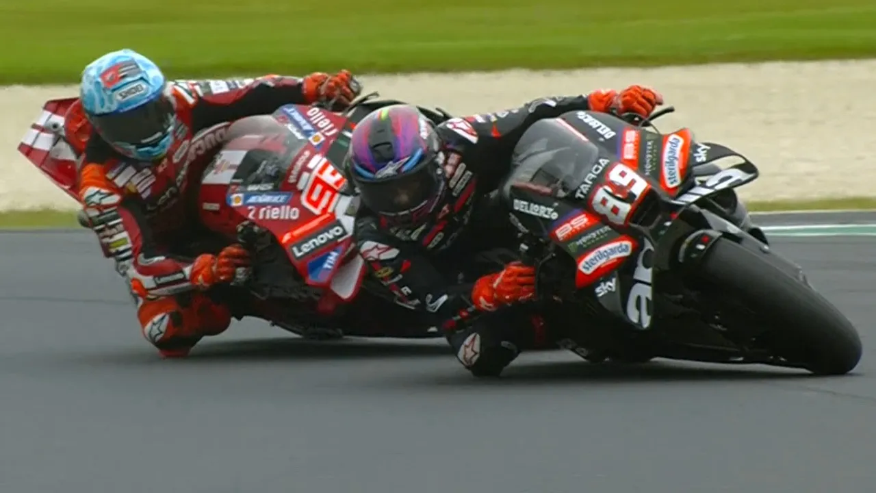 Marc Marquez (Ducati) dan Jorge Martin (Aprilia) berduel di MotoGP Australia 2026.