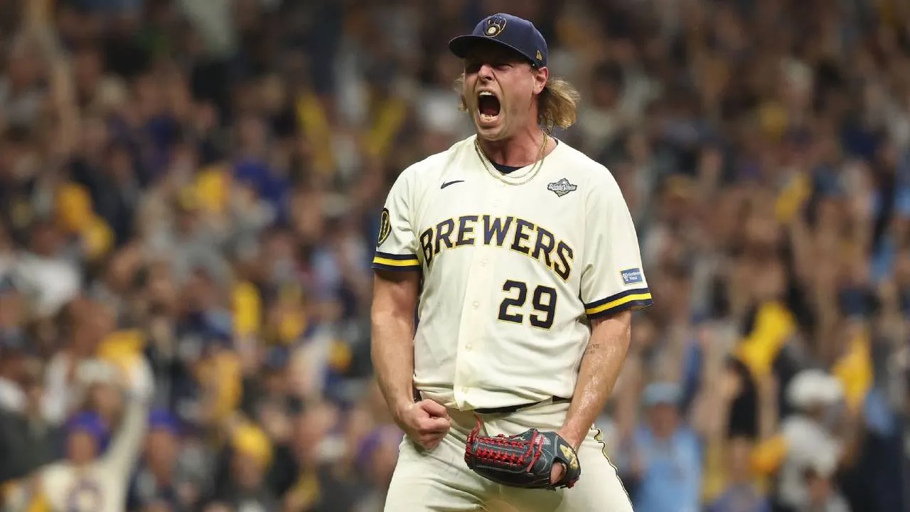 Closer Trevor Megill mengatasi situasi genting pada inning kesembilan untuk memastikan kemenangan Milwaukee Brewers di hadapan 43.250 penonton. (Foto: AP)