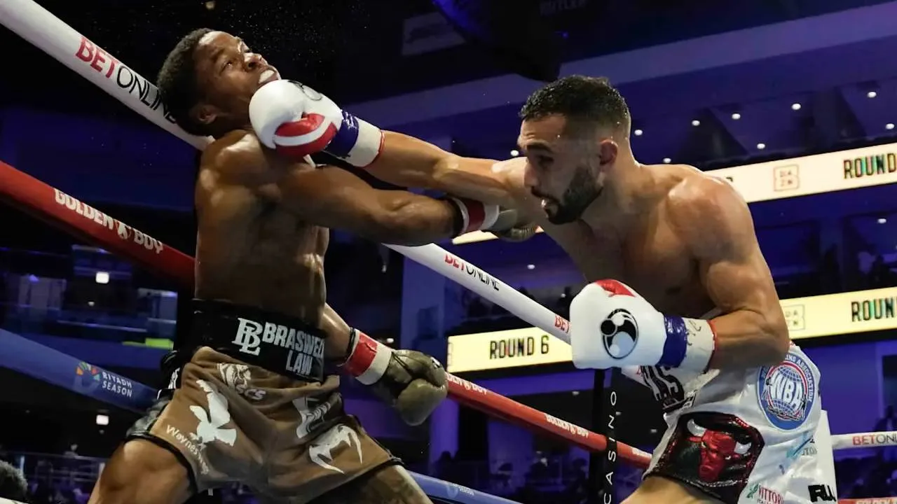 Pihak Lucas Bahdi menilai sejumlah kesalahan wasit memengaruhi hasil pertarungan 12 ronde yang berlangsung di Wintrust Arena, Chicago. (Foto: Fight TV)