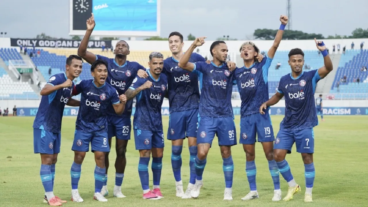 Skuat Arema FC merayakan gol ke gawang Dewa United FC