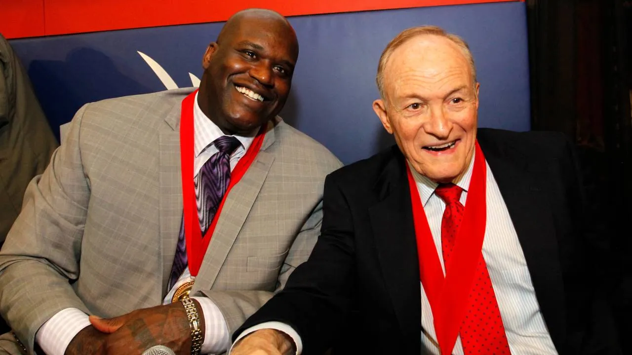 Dale Brown (kanan) dan mantan anak asuhnya, Shaquille O’Neal, dalam sebuah acara pada 2014. (Foto: AP)