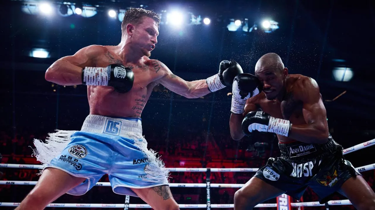 Dalton Smith (kiri) menang tipis setelah melewati duel ketat yang membuat ketiga juri berbeda pendapat mengenai pemenangnya. (Foto: Fight TV)