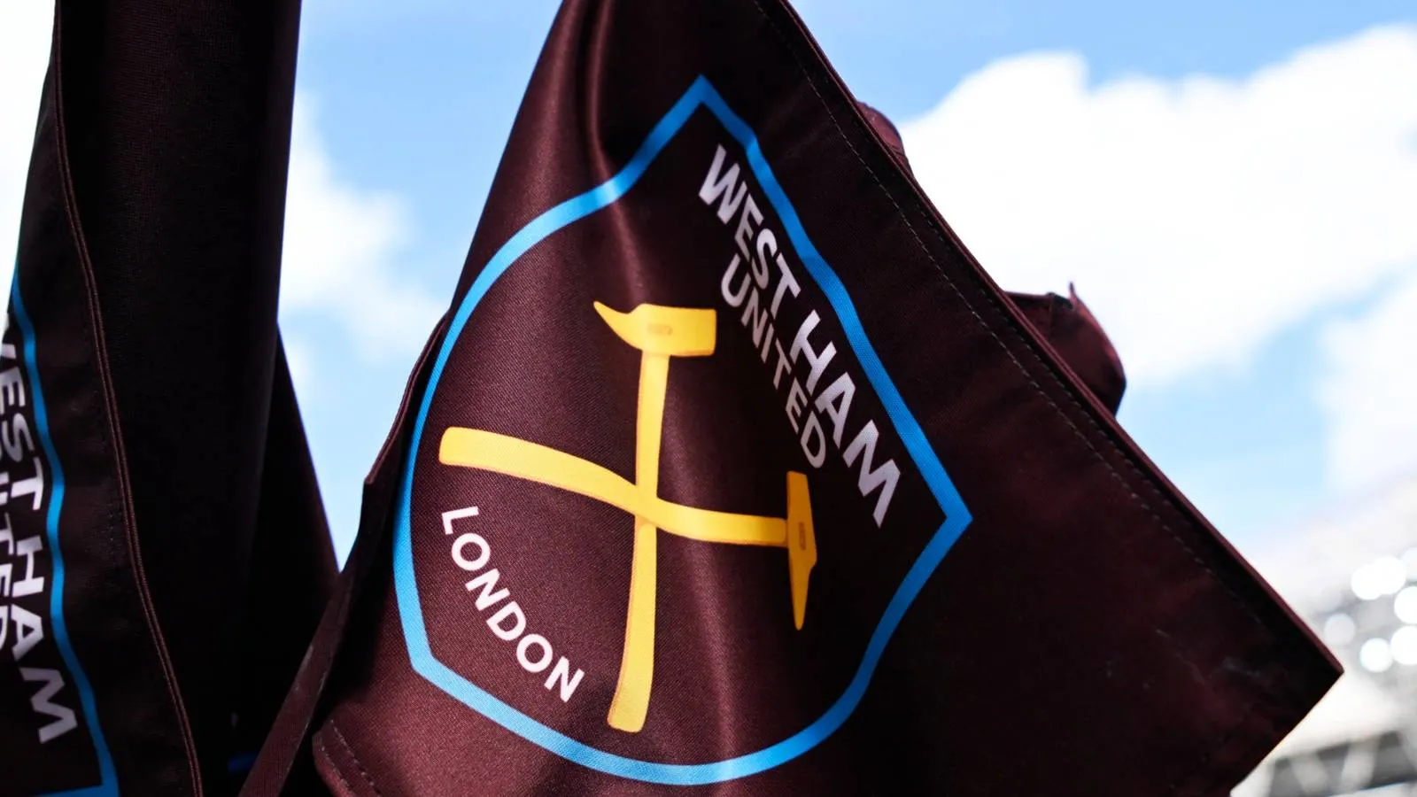 Eks Pemain West Ham dan Nottingham Forest Kini Beralih Jadi Sopir Uber - sumber: (givemesport)