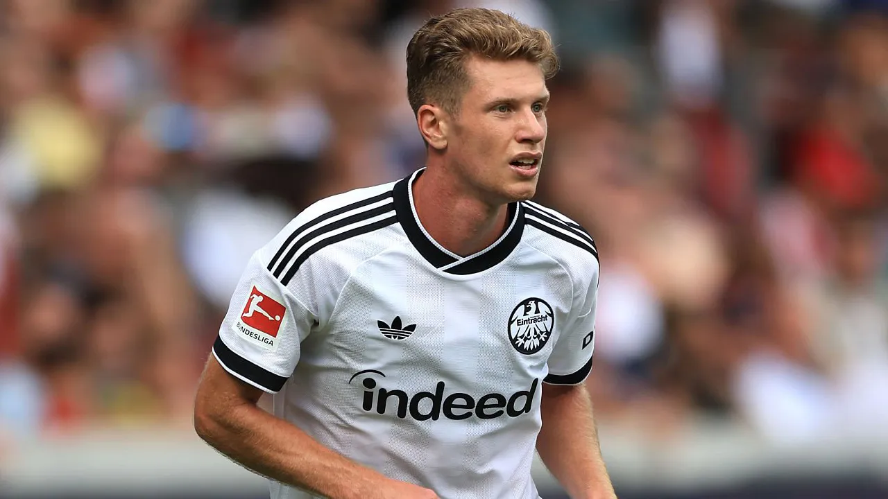 Elias Baum Ungkap Penyebab Kekalahan Frankfurt dari Dortmund