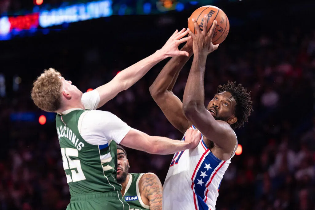 Embiid Bawa 76ers Menang, LeBron Absen Lawan Bucks - sumber: (mainbasket)