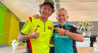 Gaya Nyentrik Valentino Rossi Bikin Jorge Aspar Martinez Memilih Pensiun