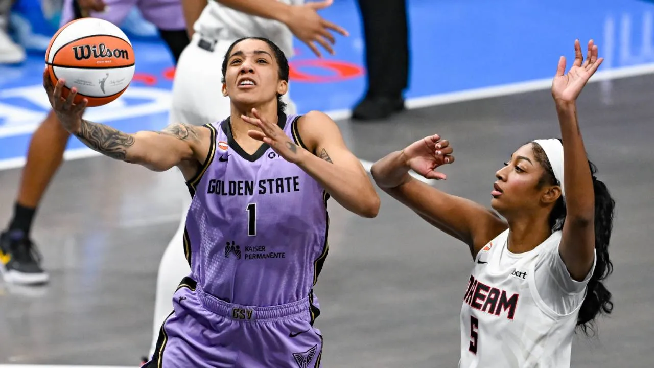 Gabby Williams (kiri) mencetak 17 poin saat Golden State Valkyries mengalahkan Atlanta Dream 67-62 pada gim keempat Final WNBA, Sabtu (24/10). (Foto: AP)