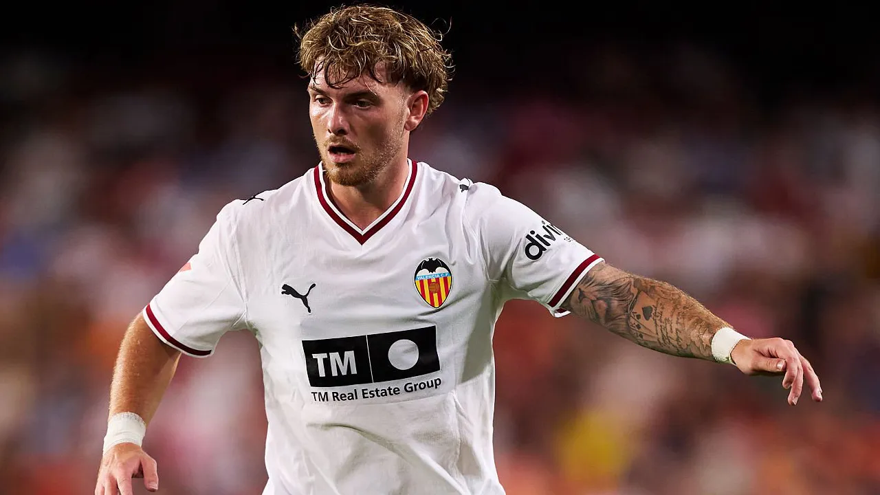 Javier Aguirre Kritik Kartu Merah Harvey Elliott: Tak Masuk Akal