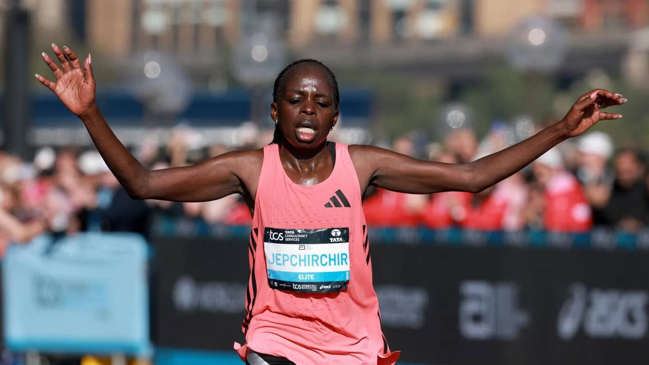 Peres Jepchirchir meraih medali emas maraton putri pada Olimpiade Tokyo 2021 dan menjadi juara dunia tahun lalu. (Foto: AP)