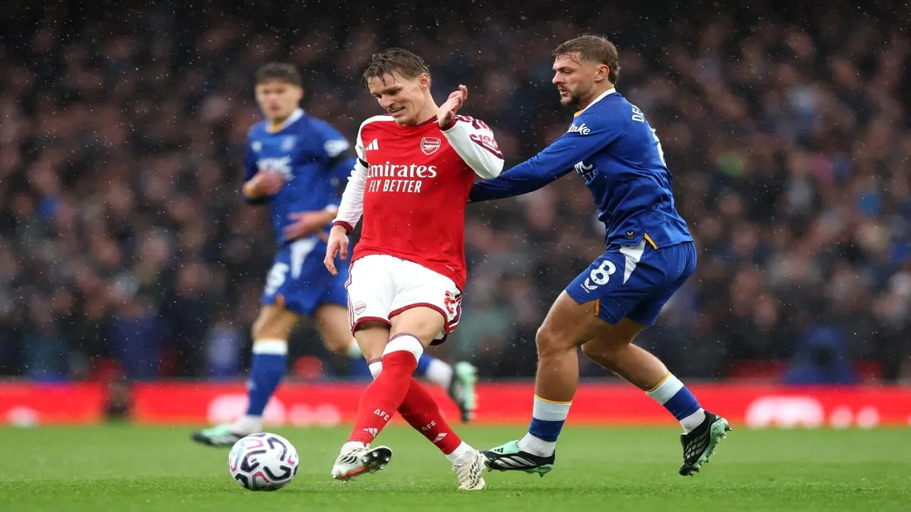 Martin Odegaard mendapatkan apresiasi dari salah satu eks gelandang Arsenal usai kemenangan meyakinkan The Gunners 2-0 atas Everton tadi malam (24/10) / via Getty Images