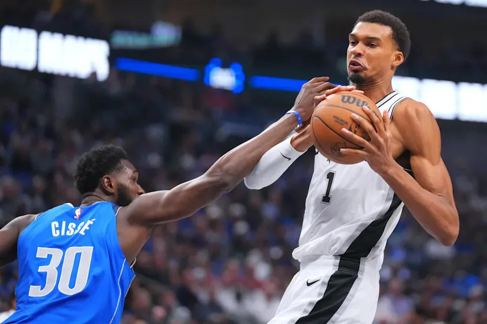 Mavericks Tanpa Flagg dan Irving, Spurs Raih Kemenangan Pertama - sumber: (mainbasket)