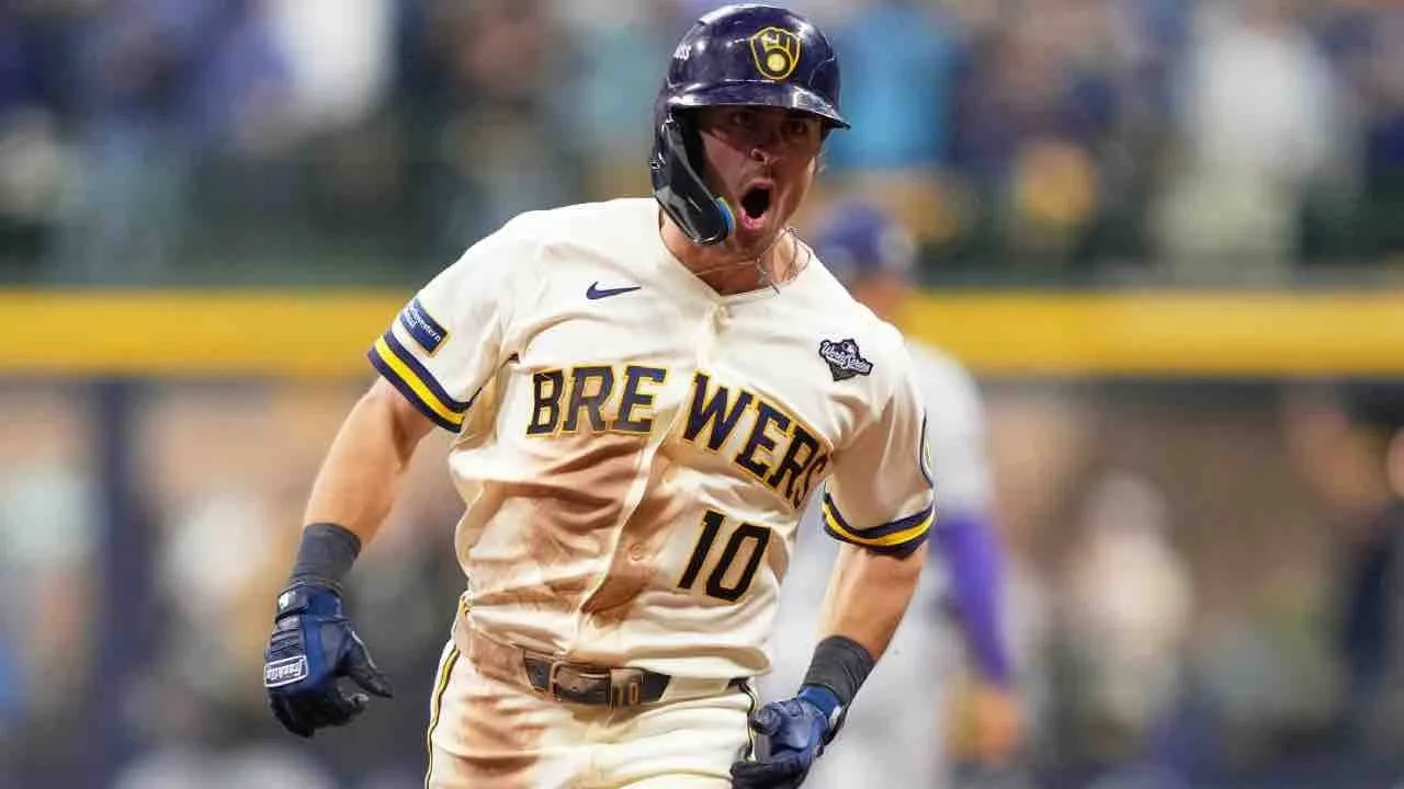 Sal Frelick melakukan selebrasi setelah pukulan home run yang dilakukannya menyamakan kedudukan, sebelum Cooper Pratt mencetak penentu kemenangan Milwaukee Brewers. (Foto: AP)
