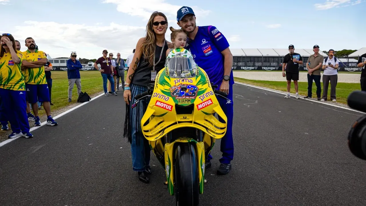 Jack Miller bersama istri dan anaknya di MotoGP Australia 2026.