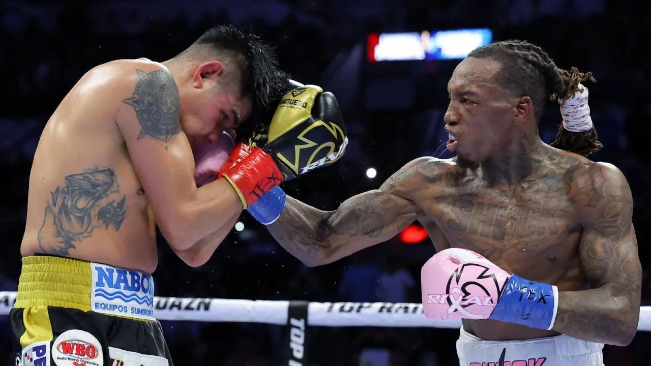 O'Shaquie Foster (kanan) menjatuhkan Navarrete dua kali pada ronde ke-12 untuk memastikan kemenangan sekaligus merebut sabuk WBO dan IBF dari petinju Meksiko tersebut. (Foto: Fight TV)