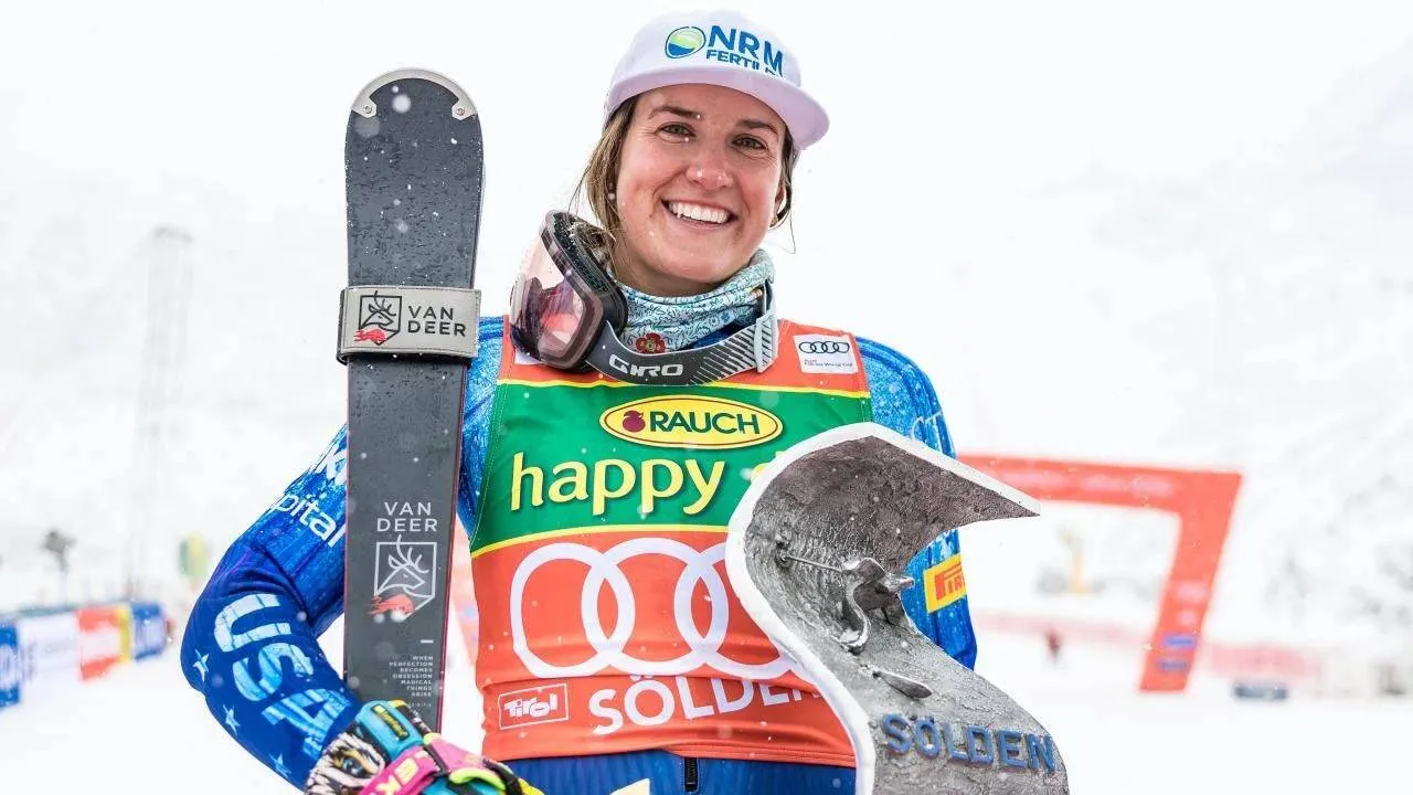 Paula Moltzan berpose dengan trofi juara setelah memenangi nomor giant slalom putri di Sölden, Austria, Sabtu (24/10). (Foto: AP)