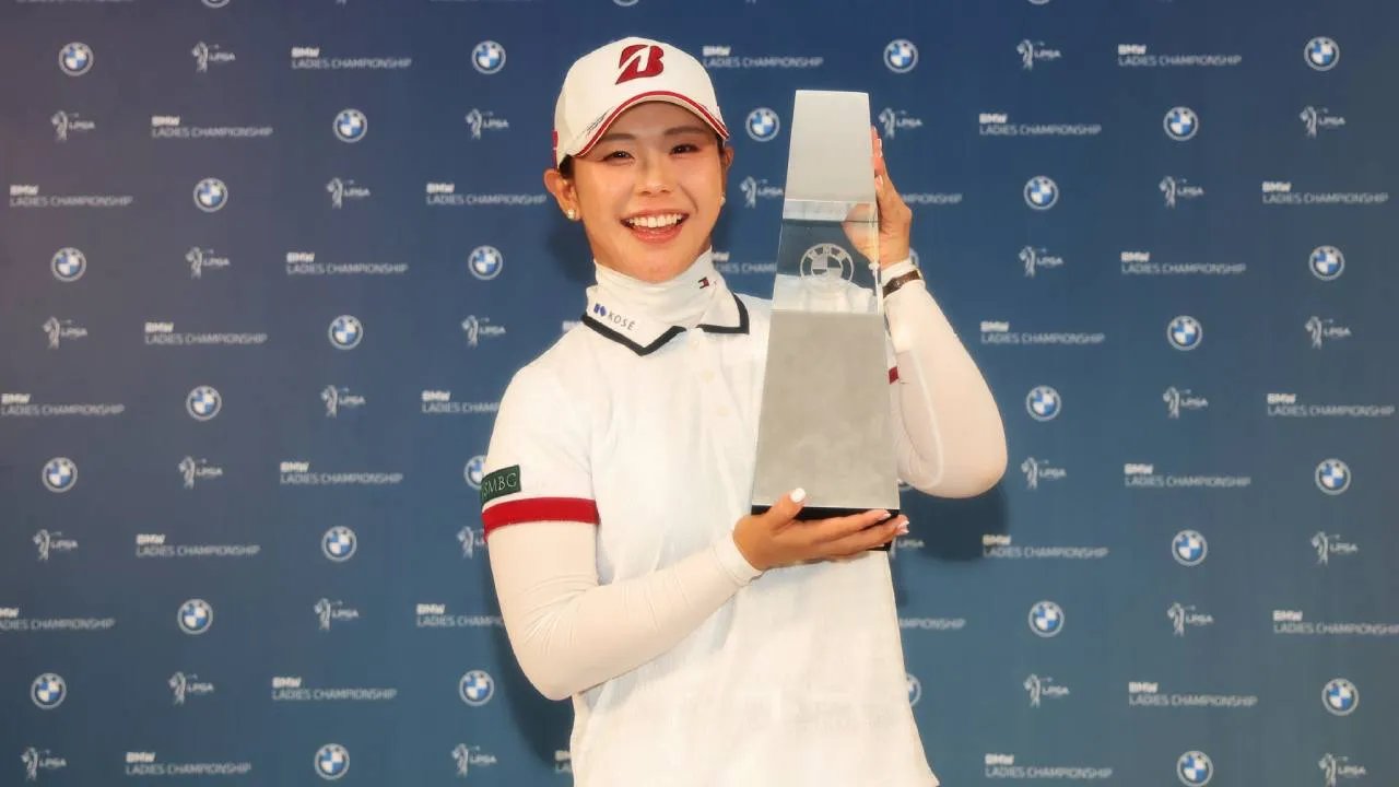 Yuri Yoshida berpose dengan trofi BMW Ladies Championship. (Foto: Golf Digest)