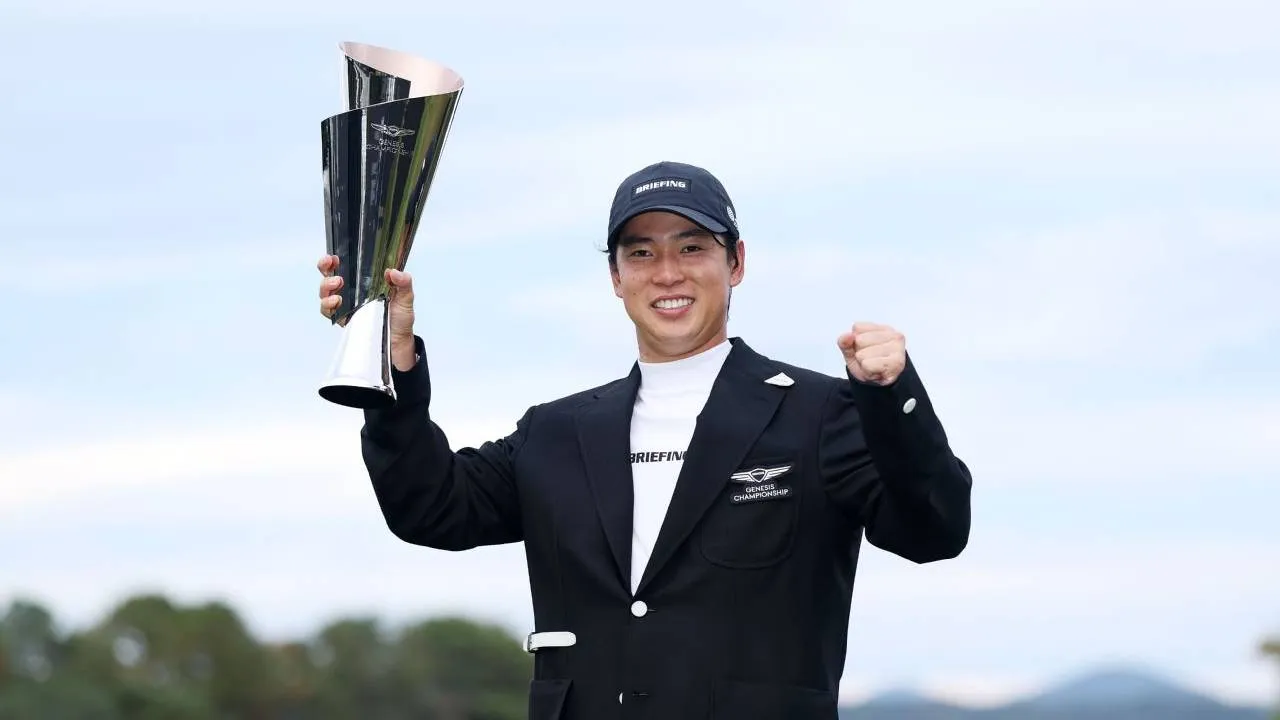 Yuto Katsuragawa berpose dengan trofi Genesis Championship. (Foto: Golf Digest)