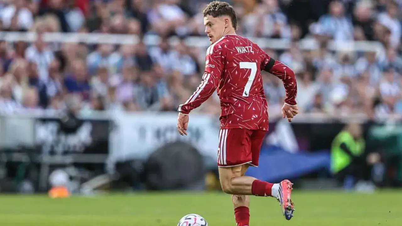 CEO Bayern Muenchen, Uli Hoeness, mengomentari performa Florian Wirtz yang dianggapnya tidak dimanfaatkan potensinya dengan baik oleh Liverpool / via Getty Images