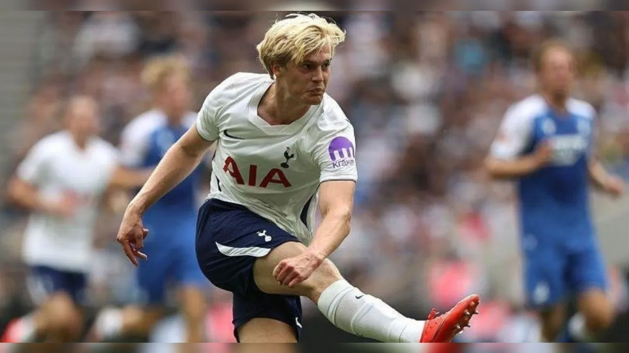 Gelandang Tottenham