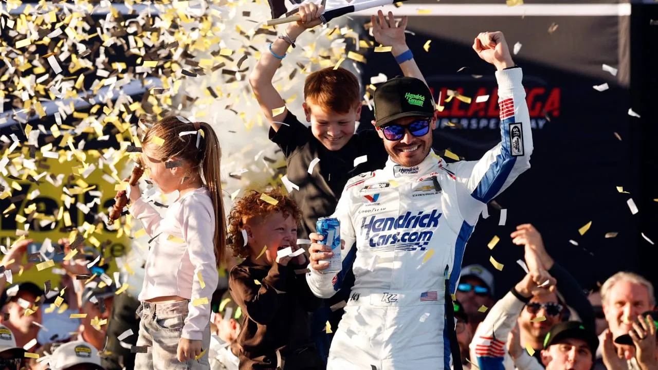 Kyle Larson (kanan) melakukan selebrasi bersama ketiga anaknya setelah menjuarai balapan di Talladega Superspeedway, Minggu (25/10). (Foto: AP)