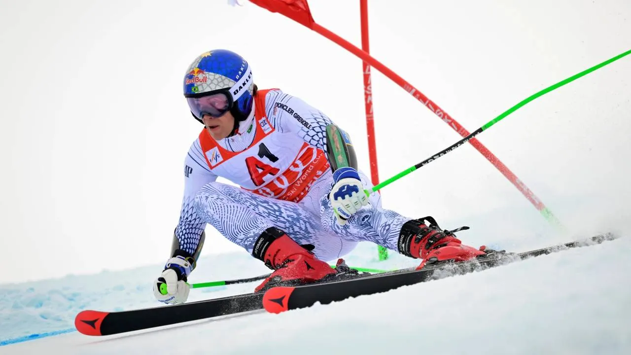 Lucas Pinheiro Braathen menyelesaikan perlombaan dengan selisih hampir setengah detik dari dua atlet Swiss yang melengkapi podium. (Foto: AP)