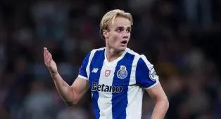 Newcastle United Incar Victor Froholdt, FC Porto Ogah Lepas di Januari