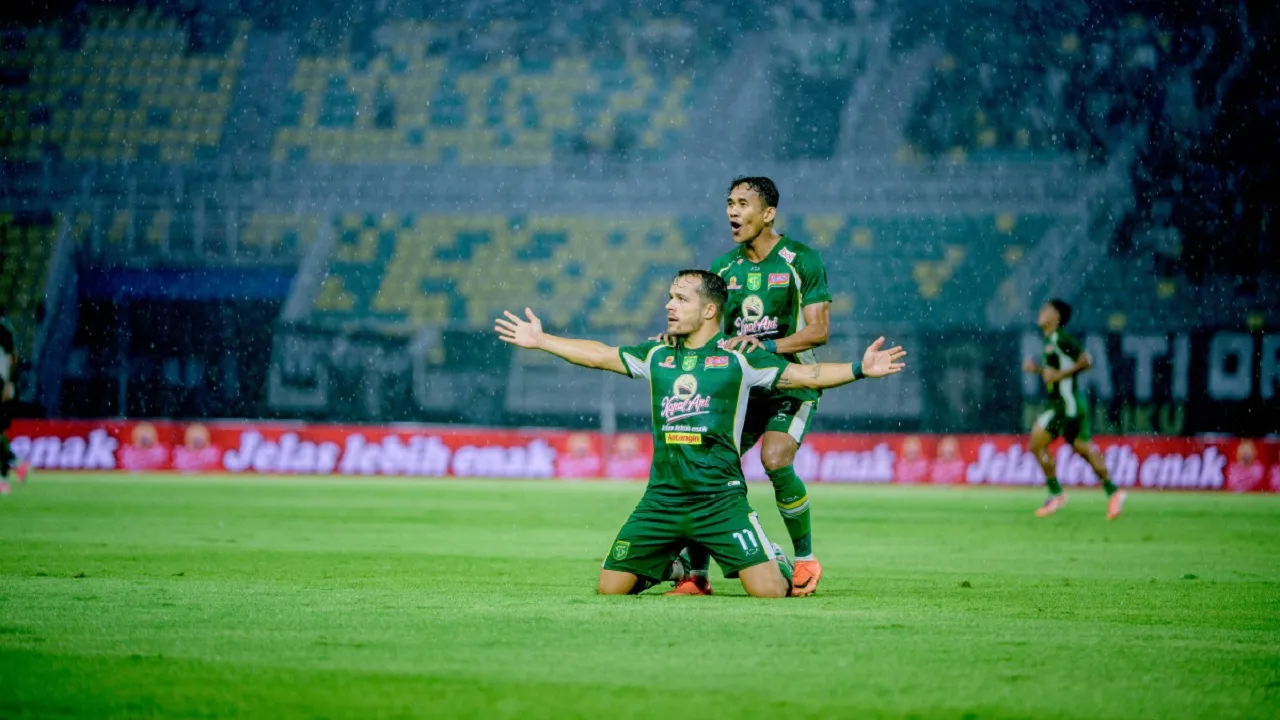 Pemain Persebaya Surabaya, Miguel Pereira merayakan gol ke gawang Madura United
