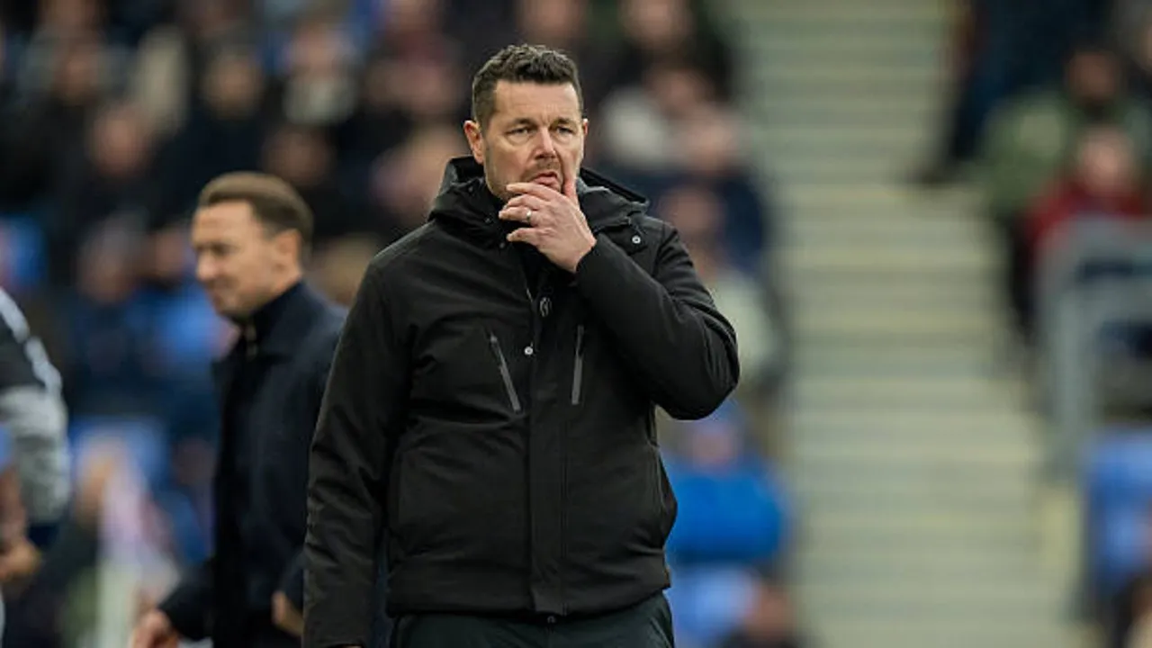 Pierre Sage tegaskan tetap fokus benahi skuad Crystal Palace di tengah tekanan suporter dan rumor pemecatan