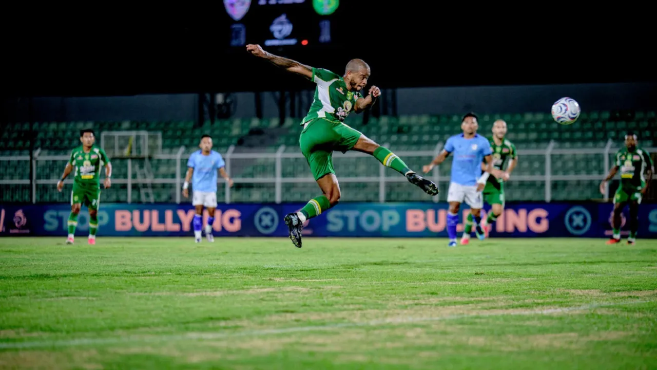 Penyerang Persebaya Surabaya, Alex Martins dituntut tampil lebih tajam