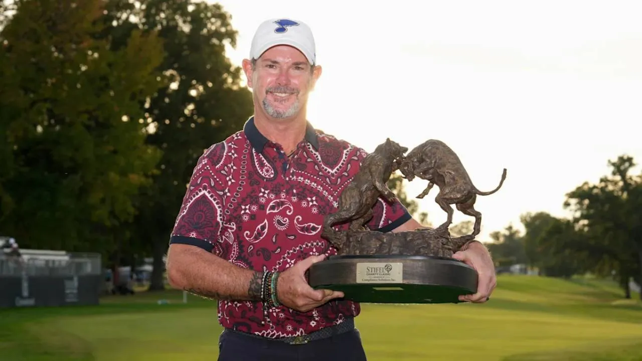 Rory Sabbatini berpose dengan trofi Stifel Classic