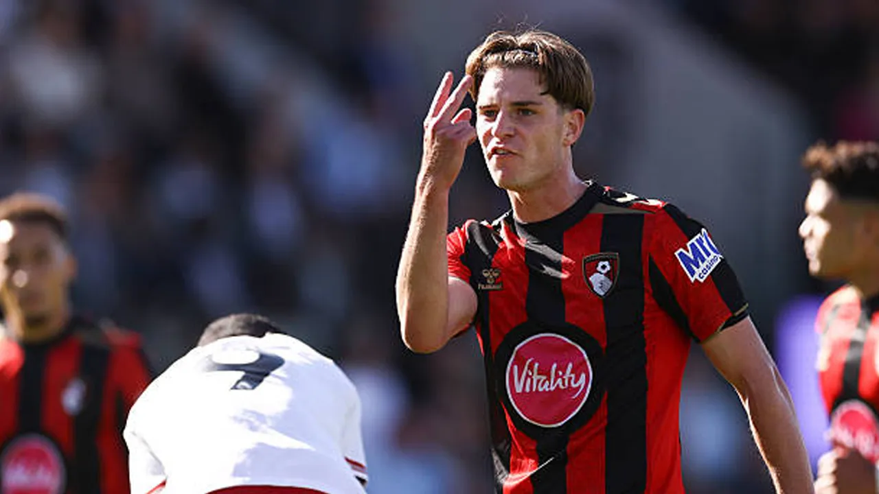 Alex Scott Belum Mau Perpanjang Kontrak, Pemilik Bournemouth Tak Menyerah