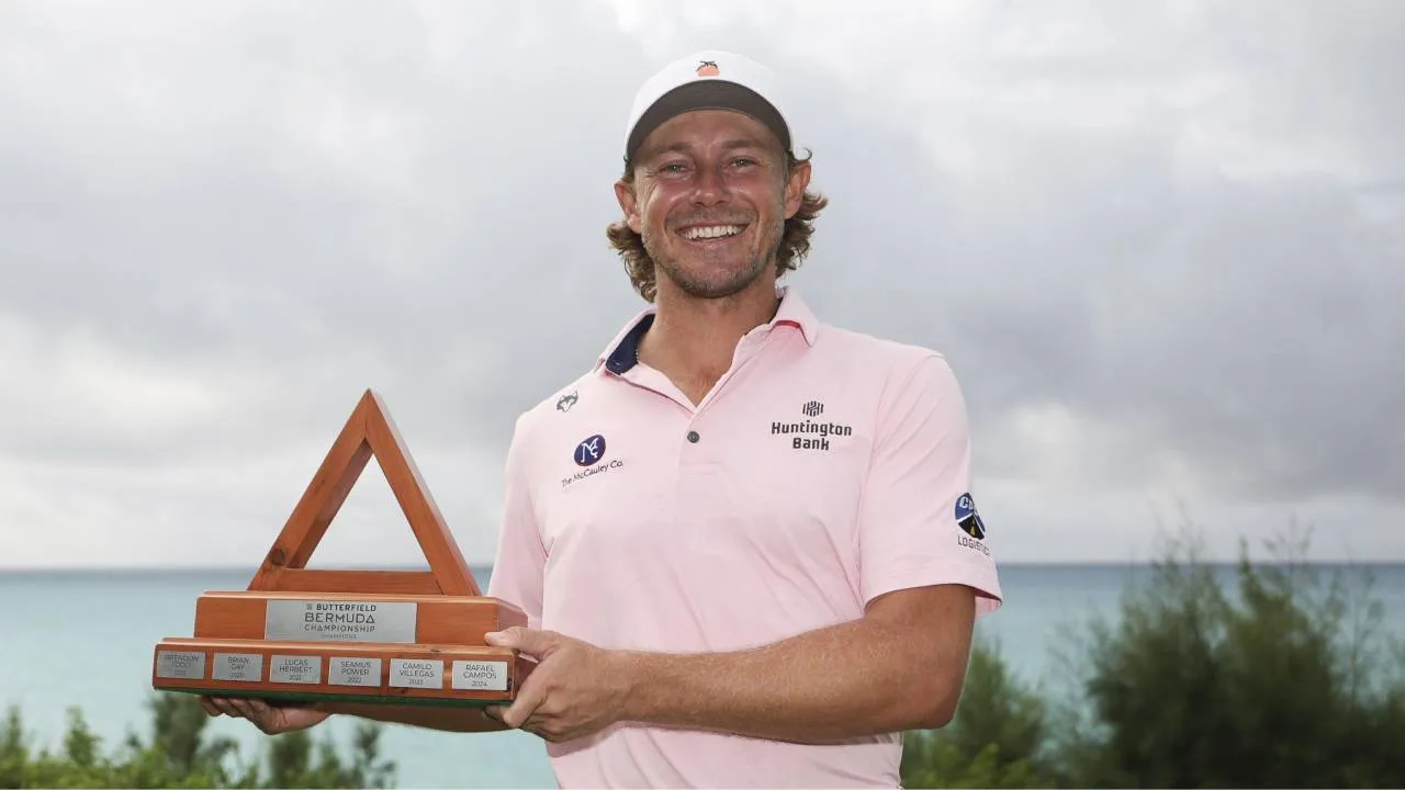 Austin Smotherman berpose dengan trofi Butterfield Bermuda Championship. (Foto: Golf Digest)
