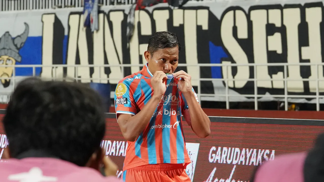 Gelandang Persib, Adam Alis