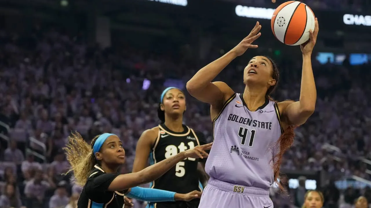 Kiah Stokes (kanan) mencetak 13 poin, delapan rebound, dan tiga blok saat Golden State Valkyries mengalahkan Atlanta Dream 64-55 pada gim kelima final WNBA, Senin (26/10). (Foto: AP)