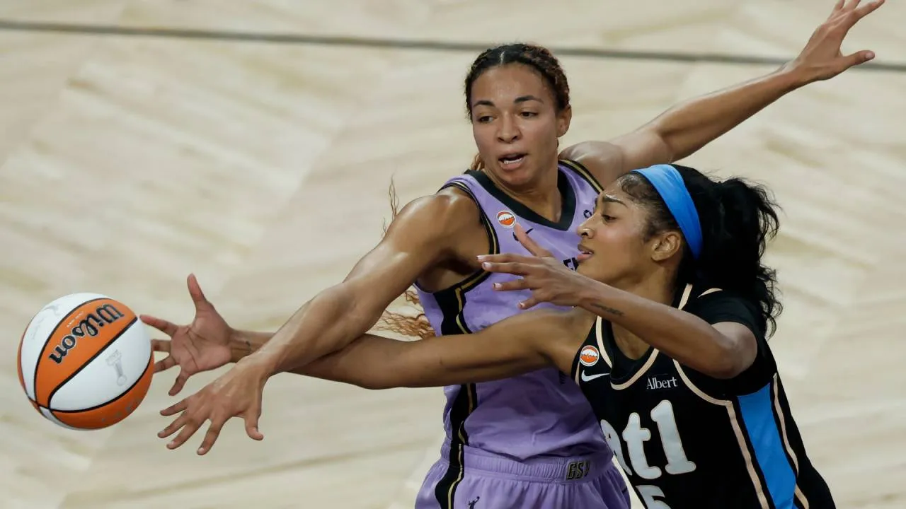 Bintang Atlanta Dream Angel Reese (kanan) dinilai berulang kali menerima kontak fisik yang tidak mendapat respons semestinya dari pengadil lapangan. (Foto: AP)