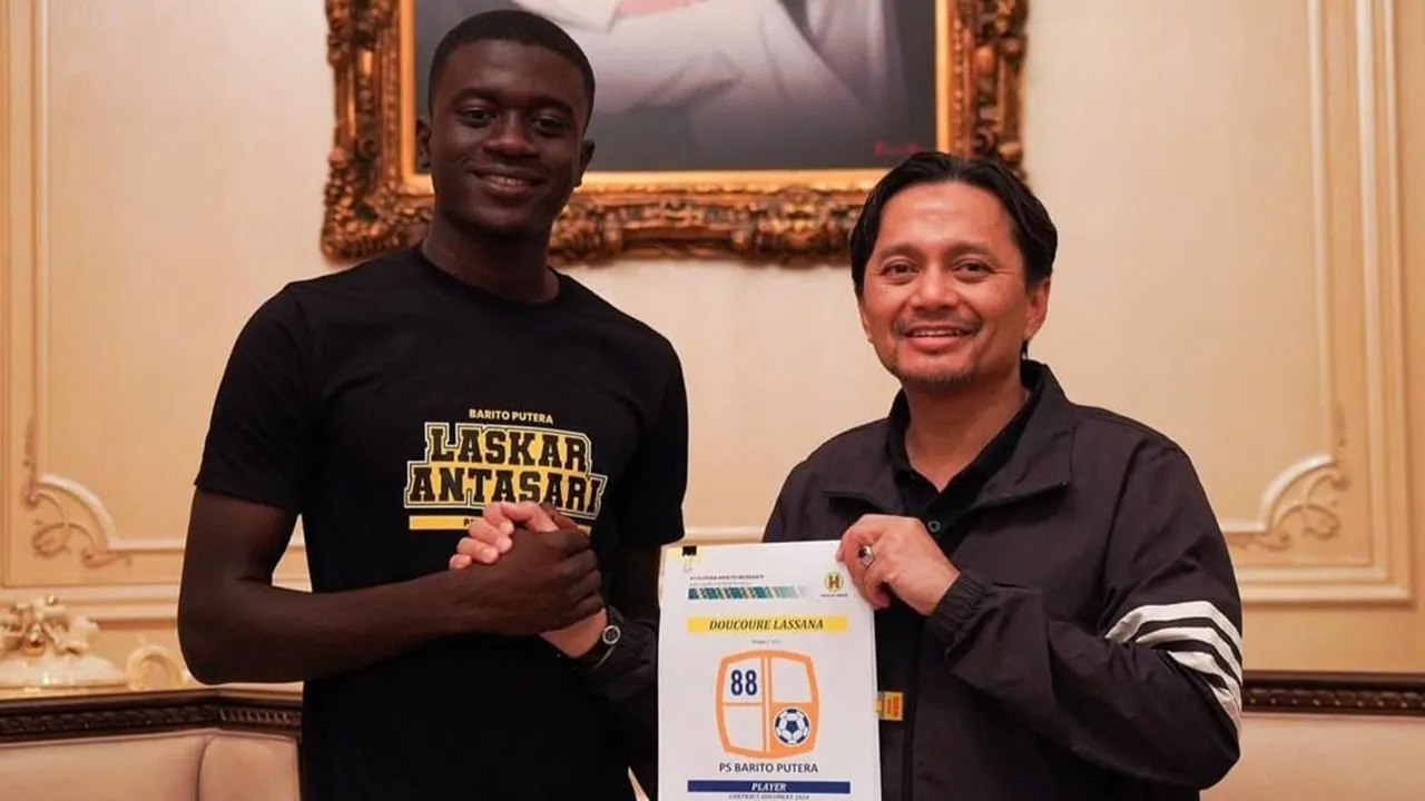 Pemain berpaspor Indonesia, Lassana Doucoure pernah memperkuat Barito Putera.