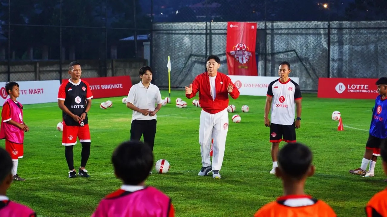 Shin Tae-yong Bersama 2 Mantan Pemain Timnas Indonesia Latih 40 Pemain Muda
