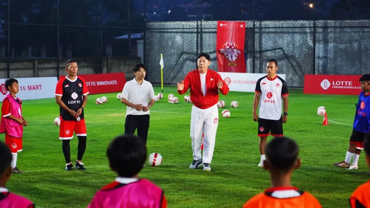 Shin Tae-yong bersama Ismed Sofyan dan Atep